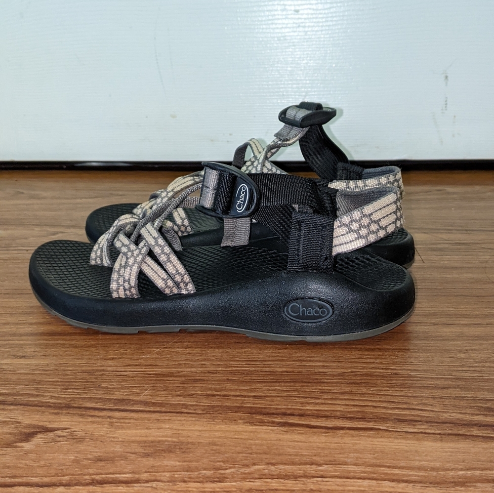 Women's Chacos ZX/2 Beige Patterned Strappy Sandals - Size 6